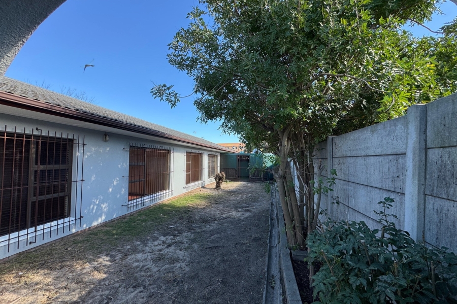 To Let 4 Bedroom Property for Rent in Goodwood Estate Western Cape
